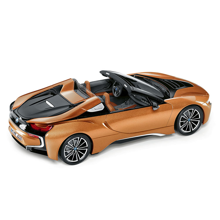 Модель автомобиля BMW i8 Roadster, E Copper Metallic / Black, 1:18