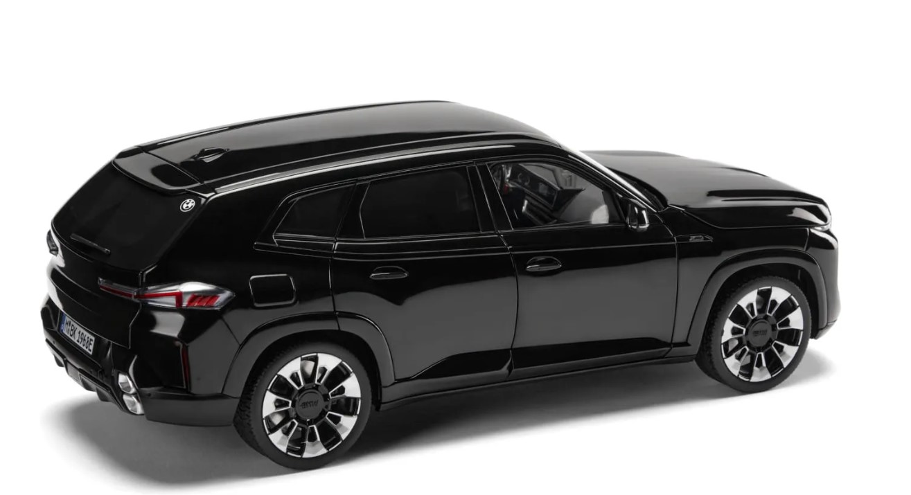 Коллекционная модель BMW XM (G09) Black Sapphire в масштабе 1:18