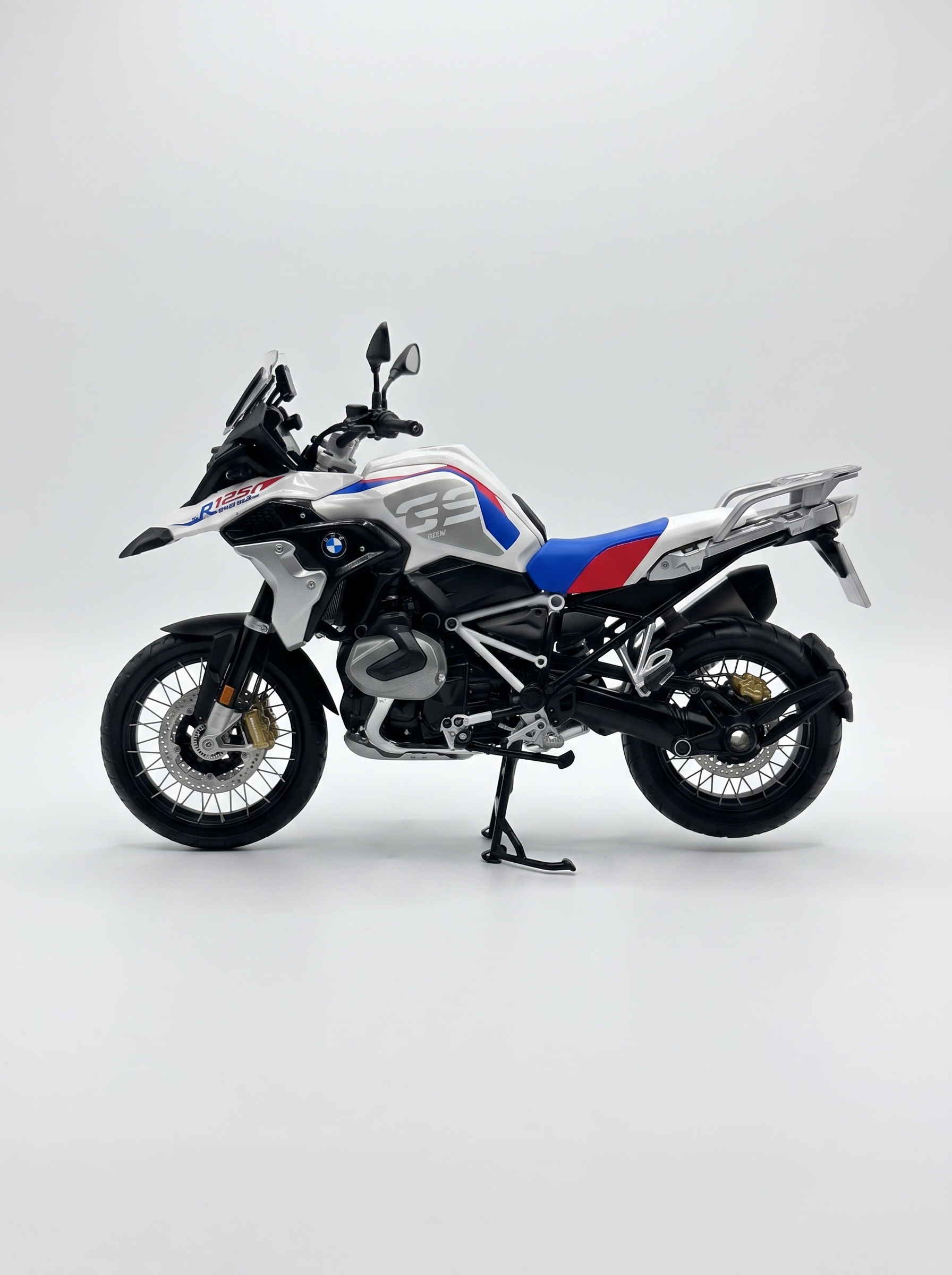 Модель мотоцикла BMW R1250GS, масштаб 1:10, оригинал