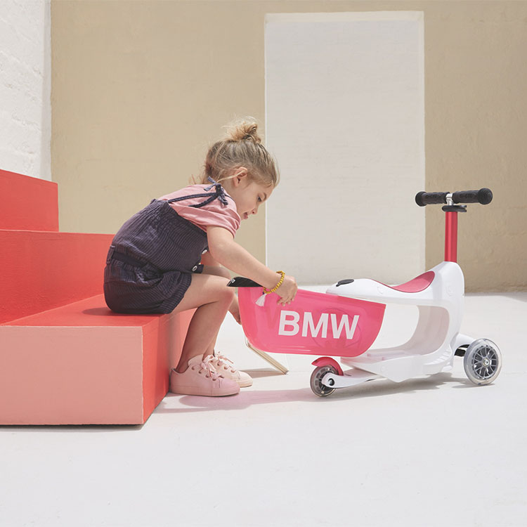 Детcкий самокат BMW Kids Scooter, White/Raspberry